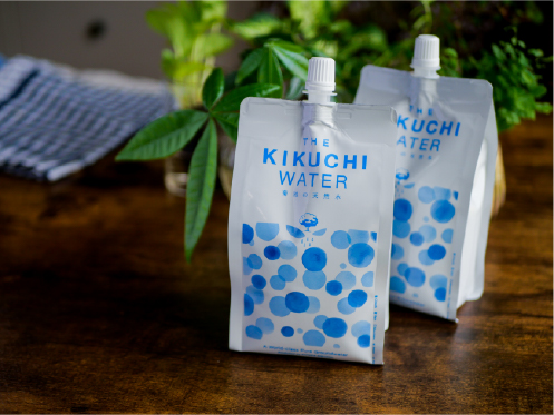 テーブルの上のTHE KIKUCHI WATER